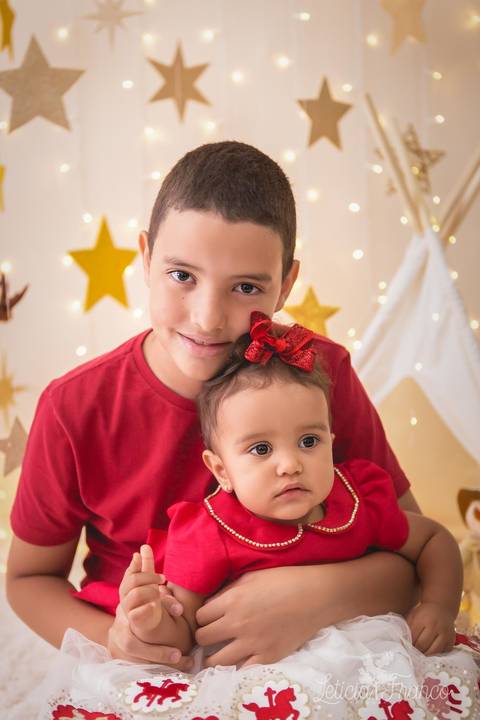 ensaio de natal claro dourado estrelas bebê touca de papai noel 2019 brasilia df registrado pela fotógrafa letícia franco irmãos miguel elena'