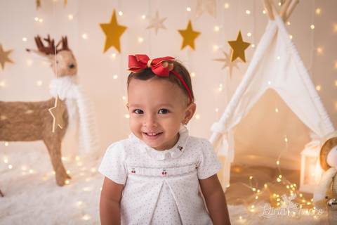 ensaio de natal claro dourado estrelas bebê touca de papai noel 2019 brasilia df registrado pela fotógrafa letícia franco luisa branco'