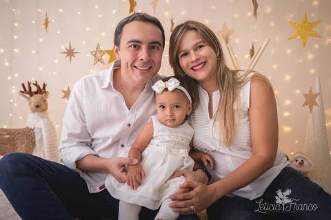 ensaio de natal claro dourado estrelas bebê touca de papai noel 2019 brasilia df registrado pela fotógrafa letícia franco luisa branco familia pais mariana frederico luisa'