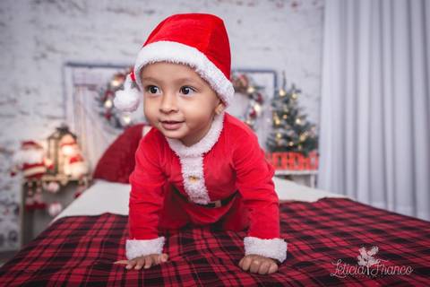 ensaio de natal bebê touca de papai noel 2019 brasilia df registrado pela fotógrafa letícia franco quarto do papai noel cama arvore guirlanda roupa de papai noel luisa'