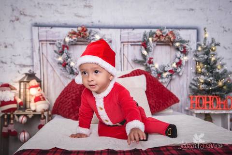 ensaio de natal bebê touca de papai noel 2019 brasilia df registrado pela fotógrafa letícia franco quarto do papai noel cama arvore guirlanda roupa de papai noel luisa'