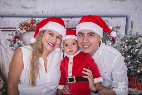 ensaio de natal bebê touca de papai noel 2019 brasilia df registrado pela fotógrafa letícia franco quarto do papai noel cama arvore guirlanda roupa de papai noel luisa pais mariana e frederico'
