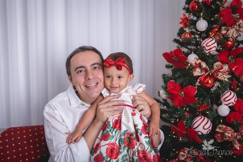 ensaio de natal bebê touca de papai noel 2019 brasilia df registrado pela fotógrafa letícia franco casa do papai noel sala arvore guirlanda roupa de papai noel luisa papai frederico'