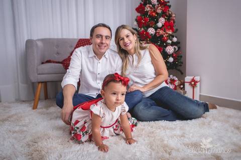 ensaio de natal bebê touca de papai noel 2019 brasilia df registrado pela fotógrafa letícia franco casa do papai noel sala arvore guirlanda roupa de papai noel papai frederico mamae mariana luisa'