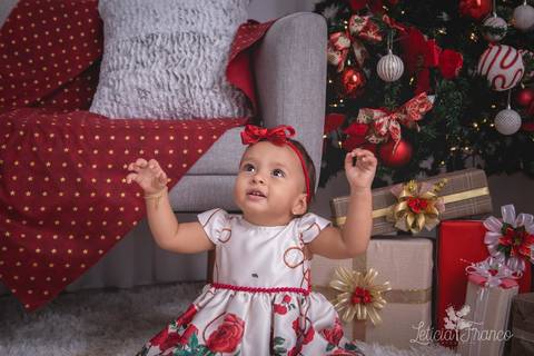 ensaio de natal bebê touca de papai noel 2019 brasilia df registrado pela fotógrafa letícia franco casa do papai noel sala arvore guirlanda roupa de papai noel luisa'