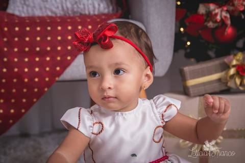 ensaio de natal bebê touca de papai noel 2019 brasilia df registrado pela fotógrafa letícia franco casa do papai noel sala arvore guirlanda roupa de papai noel luisa'