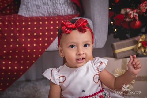 ensaio de natal bebê touca de papai noel 2019 brasilia df registrado pela fotógrafa letícia franco casa do papai noel sala arvore guirlanda roupa de papai noel luisa '