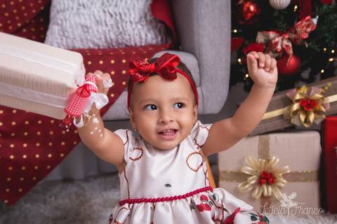 ensaio de natal bebê touca de papai noel 2019 brasilia df registrado pela fotógrafa letícia franco casa do papai noel sala arvore guirlanda roupa de papai noel luisa se divertindo'