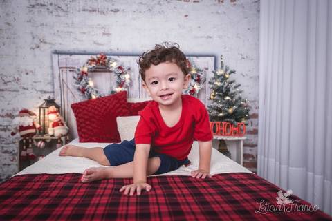 ensaio de natal bebê touca de papai noel 2019 brasilia df registrado pela fotógrafa letícia franco quarto do papai noel cama arvore guirlanda augusto'
