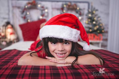 ensaio de natal bebê touca de papai noel 2019 brasilia df registrado pela fotógrafa letícia franco quarto do papai noel cama arvore guirlanda sofia'