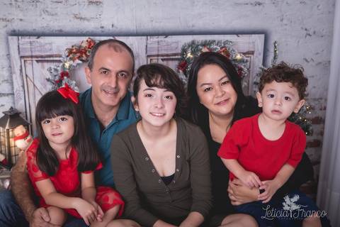 ensaio de natal bebê touca de papai noel 2019 brasilia df registrado pela fotógrafa letícia franco quarto do papai noel cama arvore guirlanda familia'