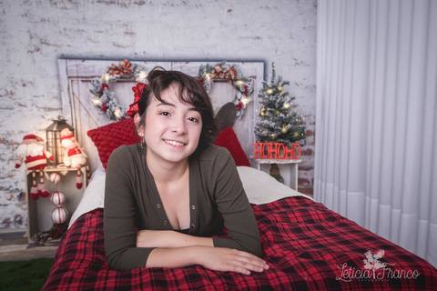 ensaio de natal bebê touca de papai noel 2019 brasilia df registrado pela fotógrafa letícia franco quarto do papai noel cama arvore guirlanda  larissa'