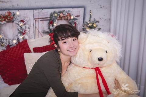 ensaio de natal bebê touca de papai noel 2019 brasilia df registrado pela fotógrafa letícia franco quarto do papai noel cama arvore guirlanda larissa'