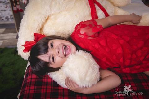 ensaio de natal bebê touca de papai noel 2019 brasilia df registrado pela fotógrafa letícia franco quarto do papai noel cama arvore guirlanda sofia'