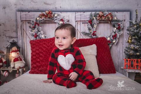 ensaio de natal bebê touca de papai noel 2019 brasilia df registrado pela fotógrafa letícia franco quarto do papai noel cama arvore guirlanda enzo'