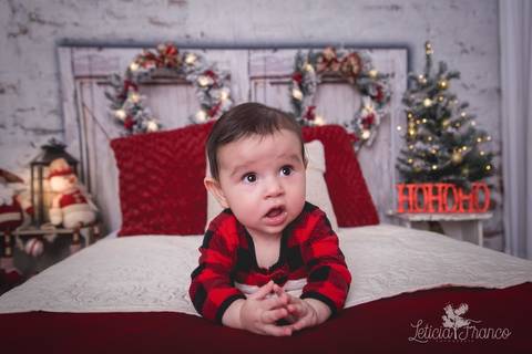 ensaio de natal bebê touca de papai noel 2019 brasilia df registrado pela fotógrafa letícia franco quarto do papai noel cama arvore guirlanda enzo pijama'