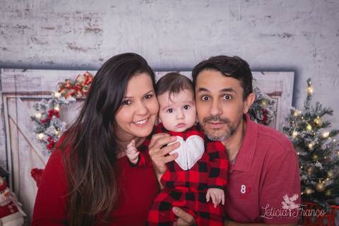 ensaio de natal bebê touca de papai noel 2019 brasilia df registrado pela fotógrafa letícia franco quarto do papai noel cama arvore guirlanda enzo pijama familia'