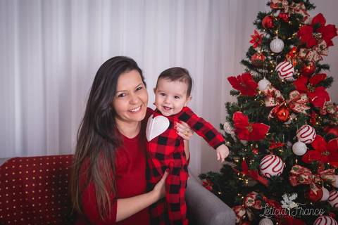 ensaio de natal bebê touca de papai noel 2019 brasilia df registrado pela fotógrafa letícia franco casa do papai noel sala arvore guirlanda roupa de papai noel mamãe enzo'