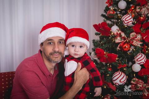 ensaio de natal bebê touca de papai noel 2019 brasilia df registrado pela fotógrafa letícia franco casa do papai noel sala arvore guirlanda roupa de papai noel enzo'