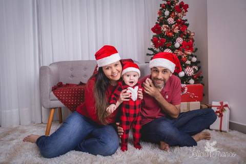 ensaio de natal bebê touca de papai noel 2019 brasilia df registrado pela fotógrafa letícia franco casa do papai noel sala arvore guirlanda roupa de papai noel familia cintia enzo edson'