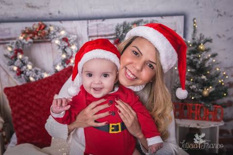 ensaio de natal bebê touca de papai noel 2019 brasilia df registrado pela fotógrafa letícia franco quarto do papai noel cama arvore guirlanda roupa de papai noel'