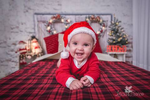 ensaio de natal bebê touca de papai noel 2019 brasilia df registrado pela fotógrafa letícia franco quarto do papai noel cama arvore guirlanda  roupa de papai noel gorro'