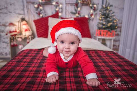 ensaio de natal bebê touca de papai noel 2019 brasilia df registrado pela fotógrafa letícia franco quarto do papai noel cama arvore guirlanda  roupa de papai noel gorro'