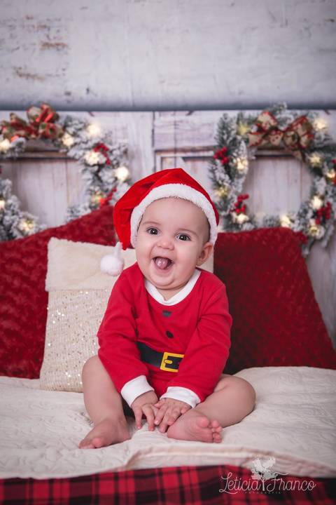 ensaio de natal bebê touca de papai noel 2019 brasilia df registrado pela fotógrafa letícia franco quarto do papai noel cama arvore guirlanda  risada gostosa roupa de papai noel'