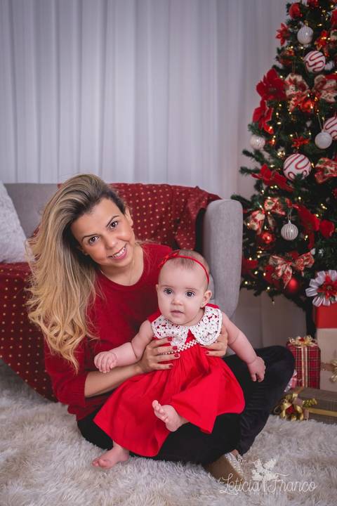 ensaio de natal bebê touca de papai noel 2019 brasilia df registrado pela fotógrafa letícia franco casa do papai noel sala arvore guirlanda roupa de papai noel com a mamãe'