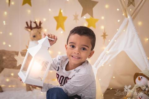 estrelas bebê touca de papai noel 2019 brasilia df registrado pela fotógrafa letícia franco branco familia julio com lâmpada'