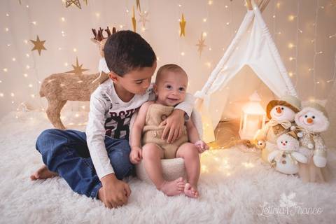 estrelas bebê touca de papai noel 2019 brasilia df registrado pela fotógrafa letícia franco branco familia irmãos júlio e théo'