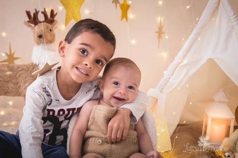 estrelas bebê touca de papai noel 2019 brasilia df registrado pela fotógrafa letícia franco branco familia júlio e théo irmãos'