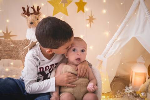 estrelas bebê touca de papai noel 2019 brasilia df registrado pela fotógrafa letícia franco branco familia julio e theo irmaos'