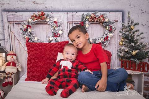 ensaio de natal bebê touca de papai noel 2019 brasilia df registrado pela fotógrafa letícia franco quarto do papai noel cama arvore guirlanda  théo e julio sentados'