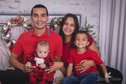 ensaio de natal bebê touca de papai noel 2019 brasilia df registrado pela fotógrafa letícia franco quarto do papai noel cama arvore guirlanda  família pijama '