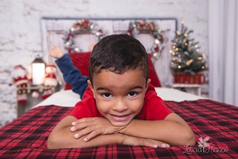 ensaio de natal bebê touca de papai noel 2019 brasilia df registrado pela fotógrafa letícia franco quarto do papai noel cama arvore guirlanda  julio deitado'