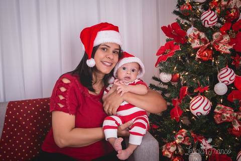 ensaio de natal bebê touca de papai noel 2019 brasilia df registrado pela fotógrafa letícia franco casa do papai noel sala arvore guirlanda roupa de papai noel mamãe e théo dani'