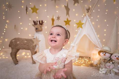 estrelas bebê touca de papai noel 2019 brasilia df registrado pela fotógrafa letícia franco branco familia bebe marina sorrindo batendo palma'