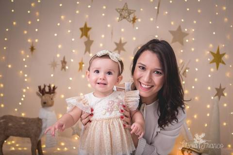 estrelas bebê touca de papai noel 2019 brasilia df registrado pela fotógrafa letícia franco branco familia bebe marina com a mamãe aline'