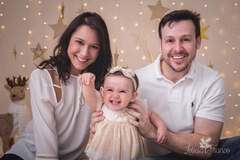 estrelas bebê touca de papai noel 2019 brasilia df registrado pela fotógrafa letícia franco branco familia bebê marina com pais aline e juan'