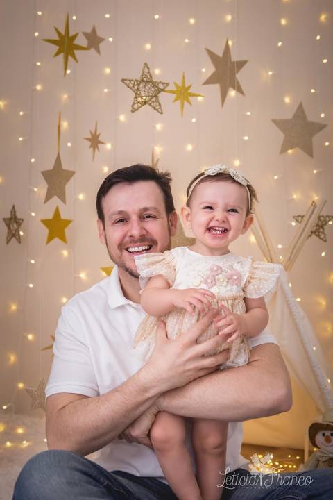 estrelas bebê touca de papai noel 2019 brasilia df registrado pela fotógrafa letícia franco branco familia bebe marina sorrindo com papai juan'