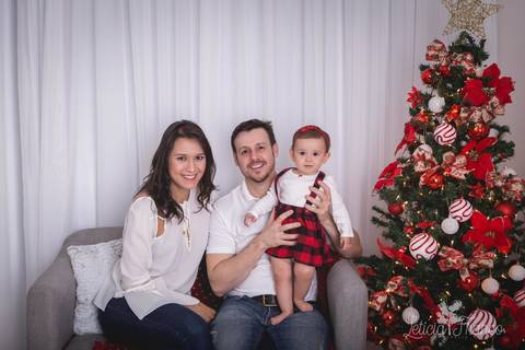 estrelas bebê touca de papai noel 2019 brasilia df registrado pela fotógrafa letícia franco branco familia família suspensório menina pais marina juan e aline'