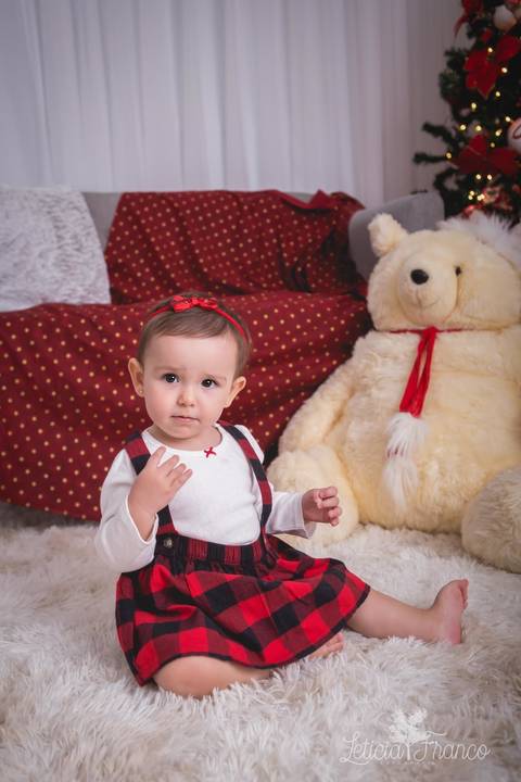 estrelas bebê touca de papai noel 2019 brasilia df registrado pela fotógrafa letícia franco branco familia com suspensório fazendo pose bebe marina'