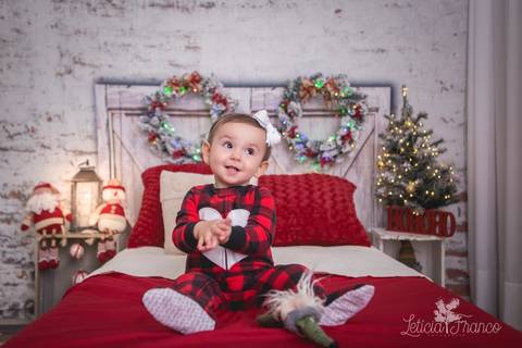 ensaio de natal bebê touca de papai noel 2019 brasilia df registrado pela fotógrafa letícia franco quarto do papai noel cama arvore guirlanda  bebe marina com pijama'