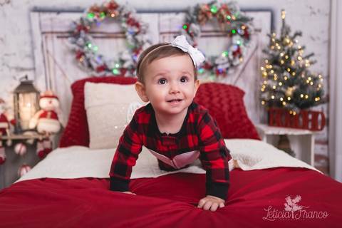 ensaio de natal bebê touca de papai noel 2019 brasilia df registrado pela fotógrafa letícia franco quarto do papai noel cama arvore guirlanda  engatinhando marina '