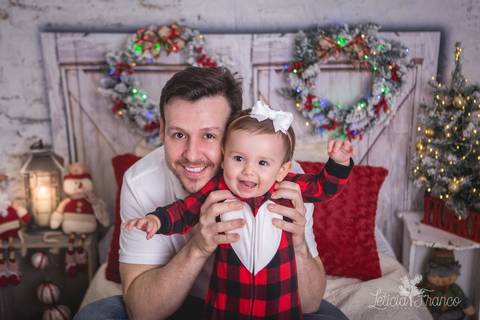 ensaio de natal bebê touca de papai noel 2019 brasilia df registrado pela fotógrafa letícia franco quarto do papai noel cama arvore guirlanda  com pai juan bebe marina com pijama'