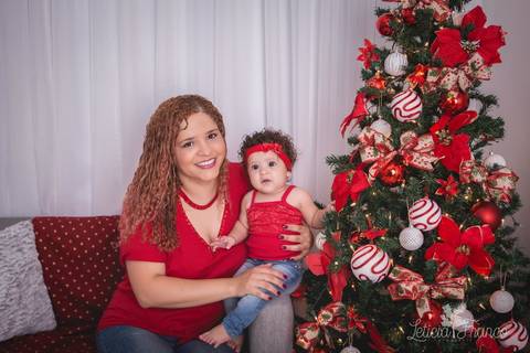 ensaio de natal bebê touca de papai noel 2019 brasilia df registrado pela fotógrafa letícia franco casa do papai noel sala arvore guirlanda roupa de papai noel mãe alane e maitê'