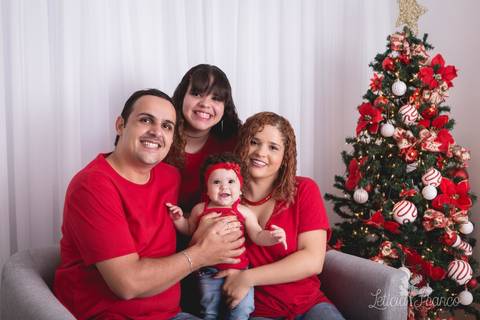 ensaio de natal bebê touca de papai noel 2019 brasilia df registrado pela fotógrafa letícia franco casa do papai noel sala arvore guirlanda roupa de papai noel família thiago maitê mãe alane e irmã anne'