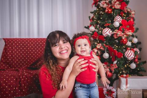 ensaio de natal bebê touca de papai noel 2019 brasilia df registrado pela fotógrafa letícia franco casa do papai noel sala arvore guirlanda roupa de papai noel irmãs anne maitê'