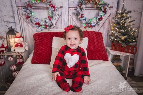 ensaio de natal bebê touca de papai noel 2019 brasilia df registrado pela fotógrafa letícia franco quarto do papai noel cama arvore guirlanda sentada pijama carters'